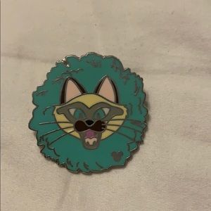 siamese cat lady and the tramp disney pin
